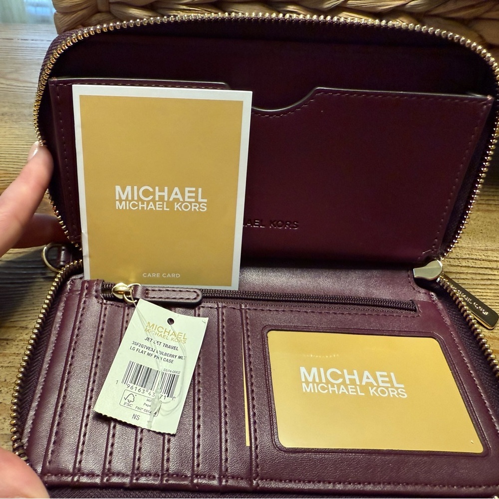Michael Kors Jet Set Wallet/Wristlet. NWT! 💜